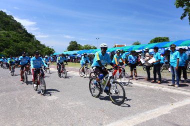 Prachuap Khiri Khan 16 Ağustos 2015 'te Tayland Bisiklet Yarışması' nda yarışan bisikletçiler, Tayland 'ın başkenti Tayland' da Prachuap khiri khan 'a saygı gösterdiler.