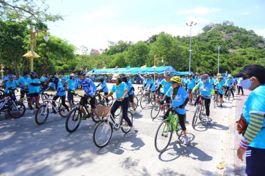 Prachuap Khiri Khan 16 Ağustos 2015 'te Tayland Bisiklet Yarışması' nda yarışan bisikletçiler, Tayland 'ın başkenti Tayland' da Prachuap khiri khan 'a saygı gösterdiler.
