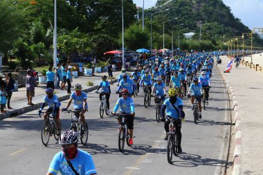 Prachuap Khiri Khan 16 Ağustos 2015 'te Tayland Bisiklet Yarışması' nda yarışan bisikletçiler, Tayland 'ın başkenti Tayland' da Prachuap khiri khan 'a saygı gösterdiler.