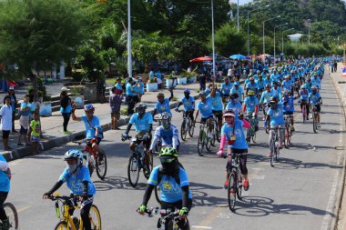 Prachuap Khiri Khan 16 Ağustos 2015 'te Tayland Bisiklet Yarışması' nda yarışan bisikletçiler, Tayland 'ın başkenti Tayland' da Prachuap khiri khan 'a saygı gösterdiler.