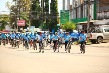 Prachuap Khiri Khan 16 Ağustos 2015 'te Tayland Bisiklet Yarışması' nda yarışan bisikletçiler, Tayland 'ın başkenti Tayland' da Prachuap khiri khan 'a saygı gösterdiler.