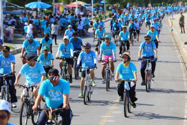Prachuap Khiri Khan 16 Ağustos 2015 'te Tayland Bisiklet Yarışması' nda yarışan bisikletçiler, Tayland 'ın başkenti Tayland' da Prachuap khiri khan 'a saygı gösterdiler.
