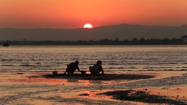 Imágenes Escénicas Tranquilas Hermosa Orilla Del Mar Con Barco Cazadores — Vídeos de Stock