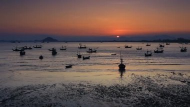 Tayland 'ın Khiri Khan ilindeki Ta Mong Lai Orman Parkı' nda Siluet Balıkçısının yaşam tarzı 