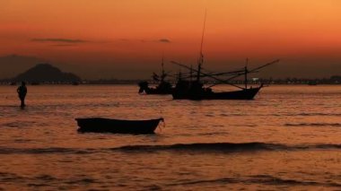 Tayland 'ın Khiri Khan ilindeki Ta Mong Lai Orman Parkı' nda Siluet Balıkçısının yaşam tarzı 