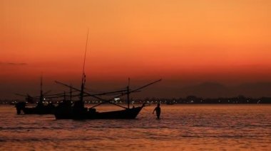 Thailand 'ın Prachuap Khiri Khan ilindeki Khao Ta Mong Lai Orman Parkı' nda güzel bir günbatımı. 