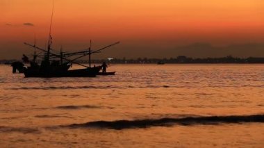 Thailand 'ın Prachuap Khiri Khan ilindeki Khao Ta Mong Lai Orman Parkı' nda güzel bir günbatımı. 