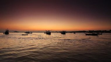 Thailand 'ın Prachuap Khiri Khan ilindeki Khao Ta Mong Lai Orman Parkı' nda güzel bir günbatımı. 