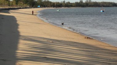 Prachuap Körfezi 'nin güzel manzarası, beyaz kumsal, temiz su, Prachuap Khiri Khan Sahili, Tayland 