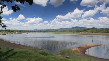Vajiralalongkorn Barajı ya da Khao Laem Barajı Kurak mevsimde sular çekildiğinde, Sangkhlaburi, Kanchanaburi Tayland 