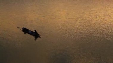 Songalia Nehri 'ndeki ahşap teknede balıkçıların hayatı Sangkhlaburi Kanchanaburi, Tayland' da ünlü bir seyahat merkezi. 