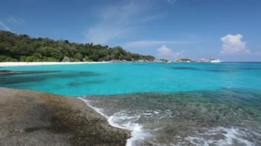 Koh Miang 'daki temiz su ve beyaz kumlu plaj ya da Similan Ulusal Parkı' ndaki dört numaralı ada. Phang Nga Eyaleti, Tayland 