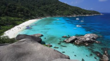 Similan Ulusal Parkı 'ndaki Similan Adası 8 numarada mavi gökyüzü ve bulutlu panoramik manzara. Phuket, Tayland. Yelkenli kaya bakış açısından bak  