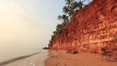 Tayland 'ın Prachuap khiri khiri bölgesindeki Bang Saphan Noi' de Fung Daeng Sahili 'nde (Kızıl Kayalıklar Sahili) güzel bir gün doğumu. 