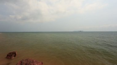 Kızıl Kayalık ya da Pha Daeng Sahili, Tayland 'ın Prachuap Khiri Khhan Eyaleti' nde bir yetim. 