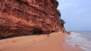 Kızıl Kayalık ya da Pha Daeng Sahili, Tayland 'ın Prachuap Khiri Khhan Eyaleti' nde bir yetim. 