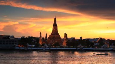 The beauty of Wat Arun after sunset. See the Chao Phraya River and Wat Arun in the background. Bangkok, Thailand 