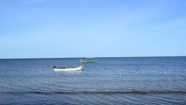 Calmo Filmato Panoramico Bella Spiaggia Con Barca Pesca — Video Stock