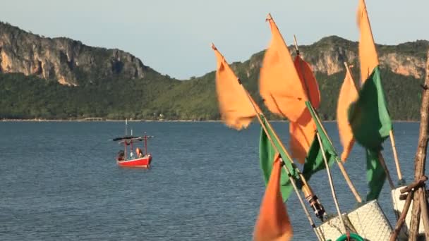 Спокойная Съемка Красивого Побережья Лодками Охотников Моллюсков — стоковое видео