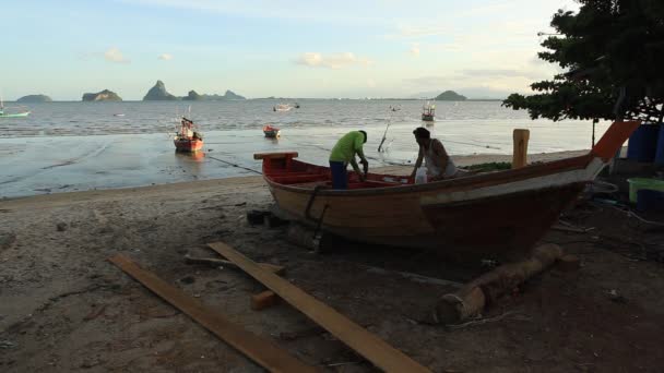 Imágenes Escénicas Tranquilas Hermosa Orilla Del Mar Con Barco Cazadores — Vídeo de stock