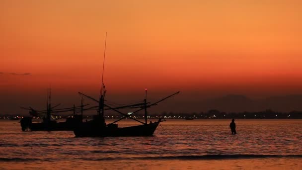 Imágenes Escénicas Tranquilas Hermosa Orilla Del Mar Con Barco Cazadores — Vídeos de Stock