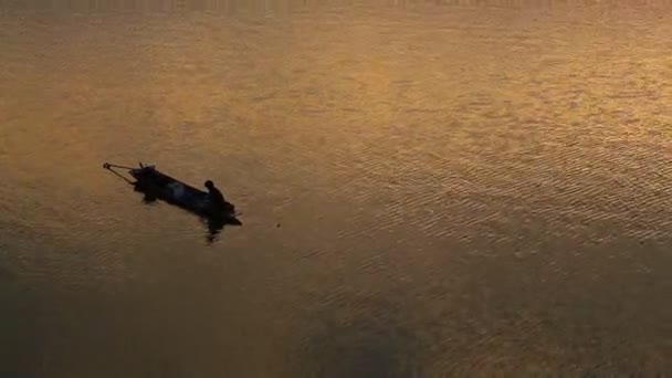 Спокойная Съемка Красивого Побережья Лодкой Охотников Моллюсков — стоковое видео