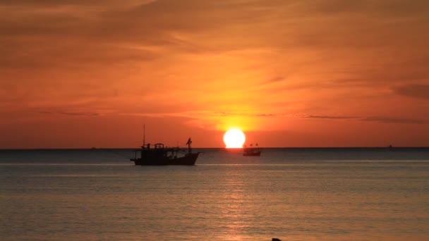 Boot Meer Bei Sonnenuntergang — Stockvideo