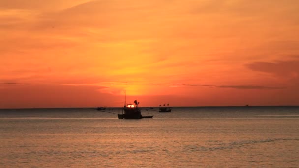 日没時に海に浮かぶ船は — ストック動画