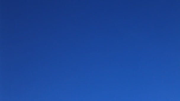 蓝天下青山上美丽的菩提寺的风景画 — 图库视频影像