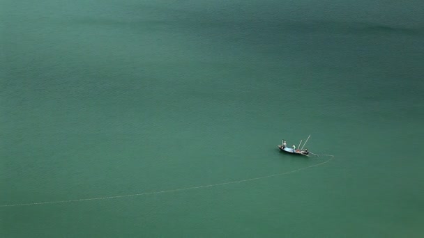 Сцена Аэросъемки Рыболовной Лодки Синем Море — стоковое видео