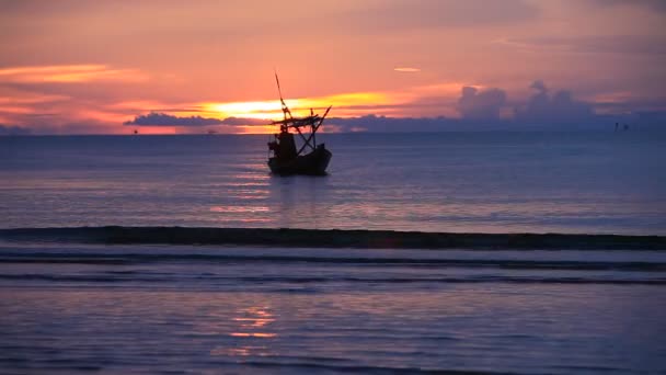 日落时在海里的船 — 图库视频影像