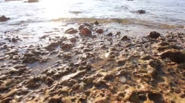 Thailand 'ın Prachuap Khiri Khan ilindeki Khao Ta Mong Lai Orman Parkı' nda güzel bir günbatımı. 