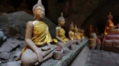 Tham Khao Luang Mağarası 'ndaki birçok antik Buda heykeli veya Phetchaburi' deki Khao Luang Mağarası, Tayland 