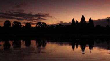 Popüler turist cazibesinin gündoğumu antik tapınak kompleksi Angkor Wat Siem Reap Gölü, Kamboçya