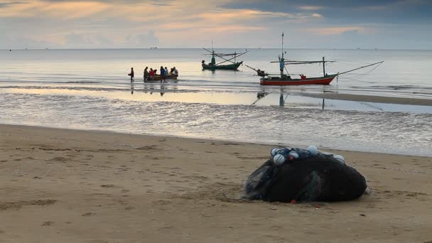 Calmo Filmato Panoramico Bella Spiaggia Con Barche Cacciatori Molluschi — Video Stock