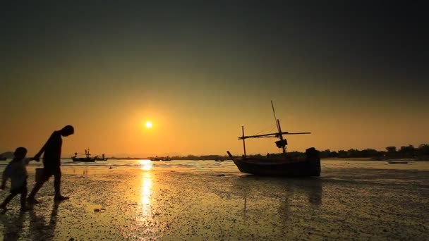 Imágenes Escénicas Tranquilas Hermosa Orilla Del Mar Con Silueta Barco — Vídeo de stock