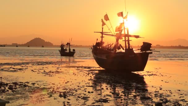 美丽的海滨平静的风景镜头 船型轮廓在前景中 — 图库视频影像