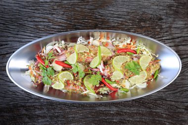 Tayland usulü, tatlı, ekşi ve baharatlı kalamar ve kalamar yumurtası. 