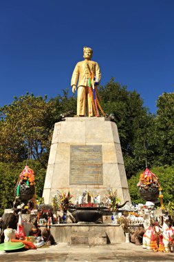 Mae Hong Son, Tayland - 22 Kasım 2014: Mae Hong Son şehrinde Praya Singhanaj Raja Heykeli (Mae Hong Son 'un ilk valisi) 