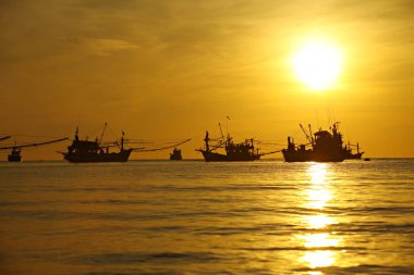 Güneşin doğuşunun güzelliği ve siluetin yaşam tarzı balıkçı köyü, Ban Saphli, Chumphon, Güney Tayland