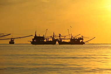 Güneşin doğuşunun güzelliği ve siluetin yaşam tarzı balıkçı köyü, Ban Saphli, Chumphon, Güney Tayland 