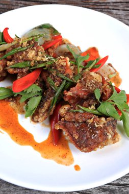 Karabiber soslu kızarmış yumuşak kabuklu yengeç Tayland usulü. 