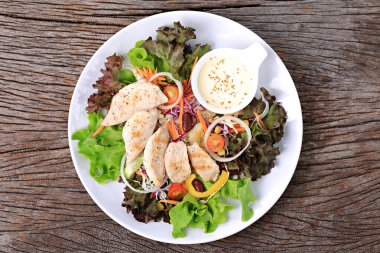 Beyaz tabakta beyaz soslu yeşil salata tavuğu, menüde kullanılacak yemek fotoğrafçılığı. 