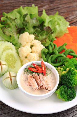 Mavi yengeç kıymalı hindistan cevizi soslu tuzlu yumurta ve taze sebze.