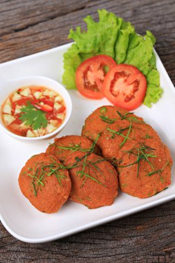 Kızarmış deniz balığı ezmesi topları tatlı ve baharatlı sosla servis edilir, menüde kullanılacak yemek fotoğrafçılığı.