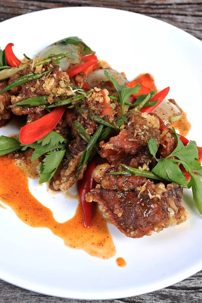 Karabiber soslu kızarmış yumuşak kabuklu yengeç Tayland usulü. 