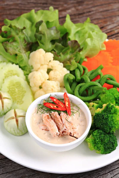 Mavi yengeç kıymalı hindistan cevizi soslu tuzlu yumurta ve taze sebze.