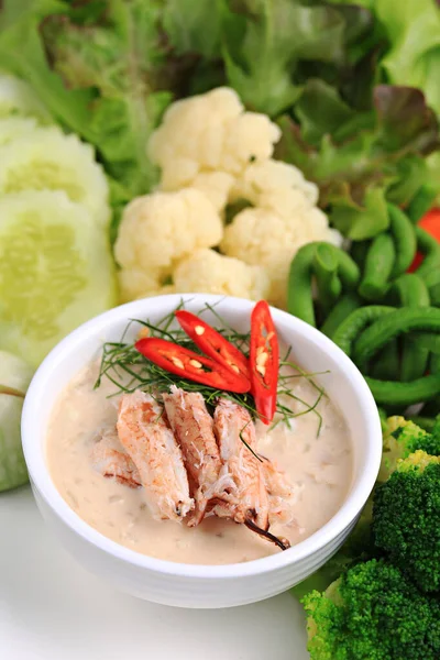 Tayland usulü mavi yengeç sosu. Beyaz tabakta taze sebzelerle servis ediliyor. 