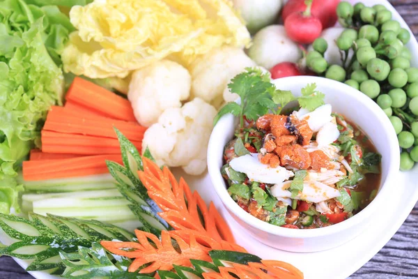 Baharatlı Yengeç Roe Relish Paste ve eski ahşap arka planda taze sebze karışımı.