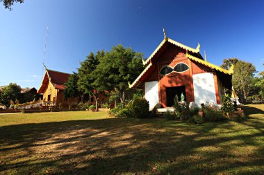 Gözlüklü Ubosot manzarası, Chan Tapınağı ya da Wat Chan Tapınağı Galyani Vadhana Bölgesi, Chiang Mai Bölgesi, Tayland 